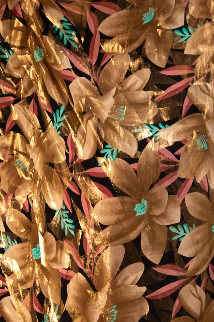 Negro Dorado Floral.webp