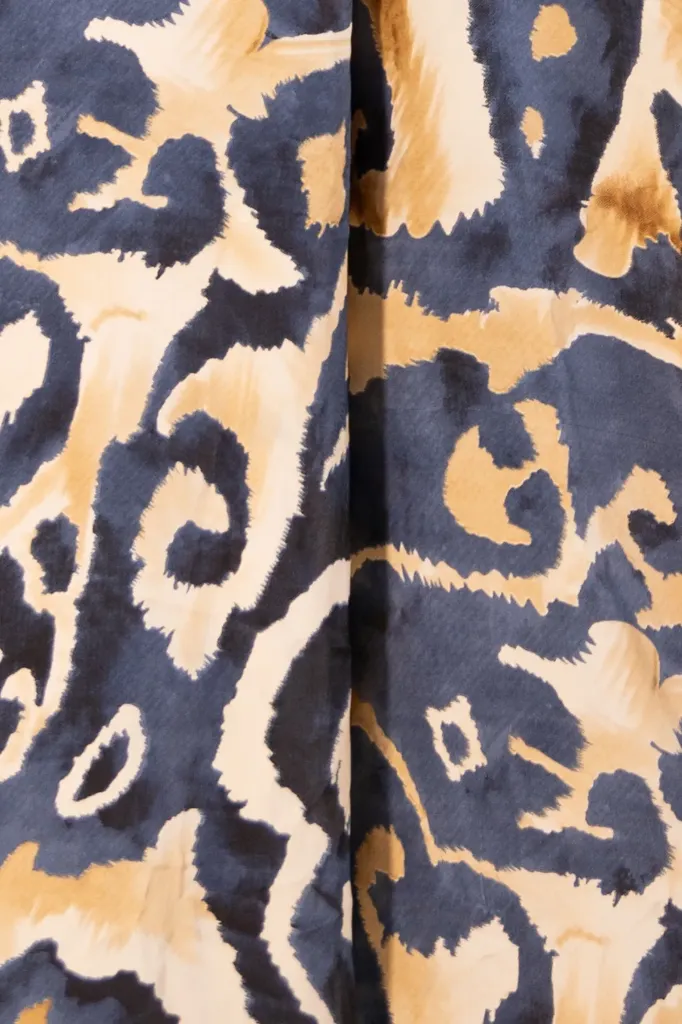 enterizo-cascada-azul-paisley-detalle.webp