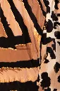 enterizo-cascada-negro-camel-detalle.webp