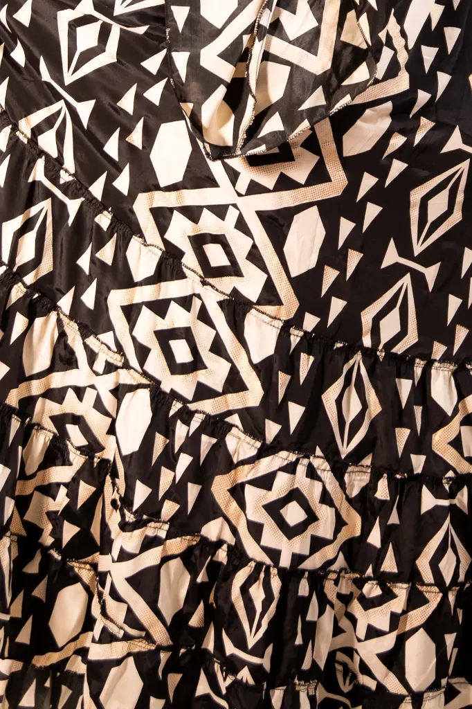 vestido-imperial-negro-detalle.webp