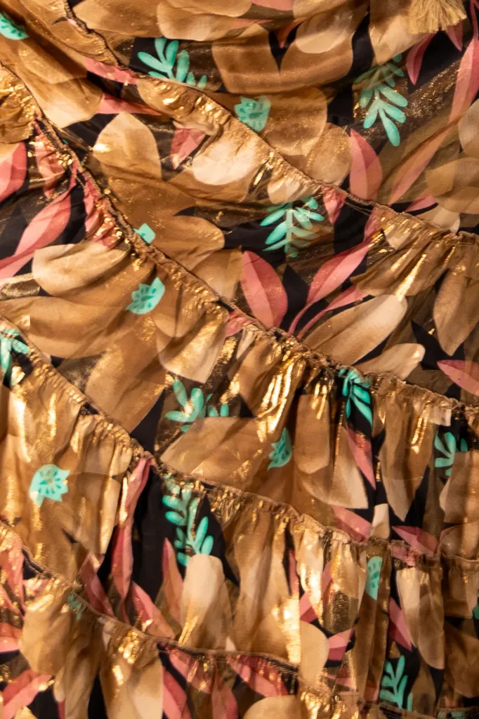 vestido-imperial-negro-dorado-detalle.webp