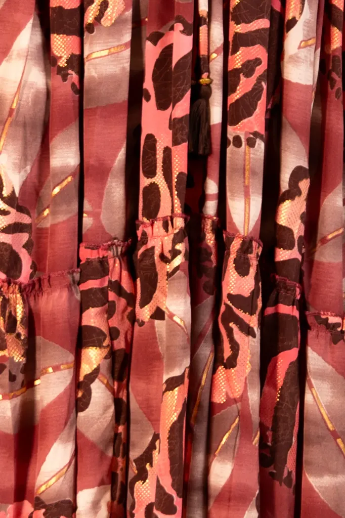 vestido-cascada-coral-detalle.webp