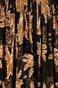 vestido-cascada-negro-detalle.webp