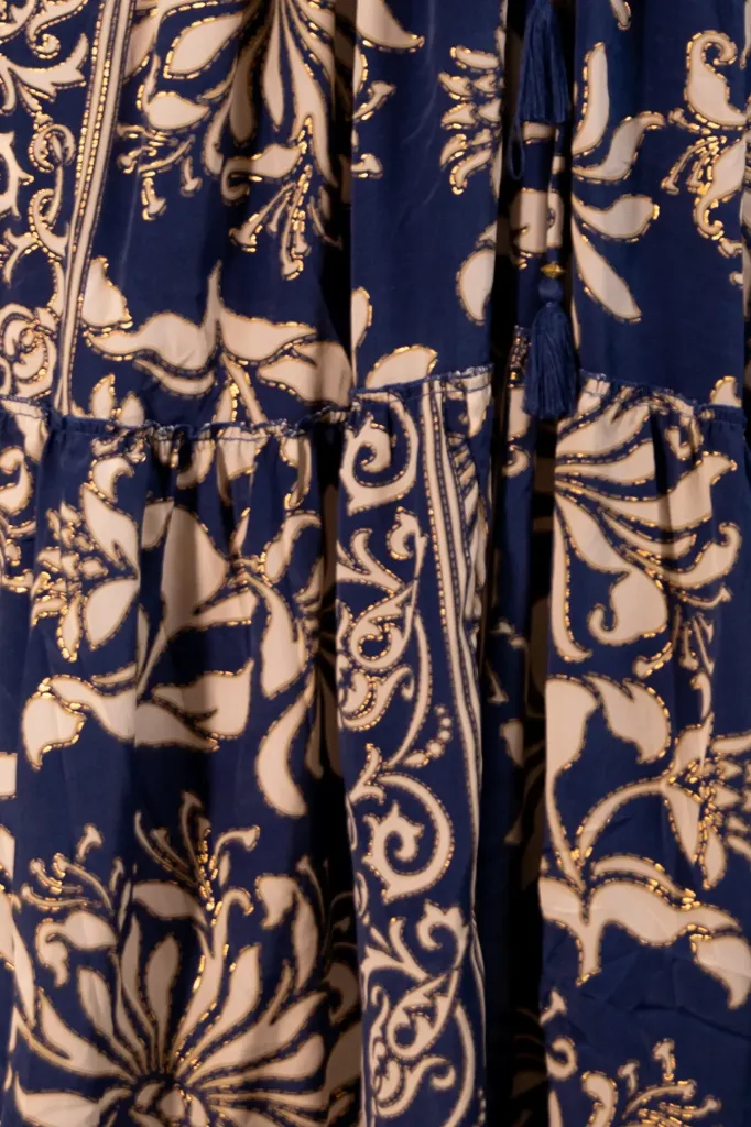 vestido-cascada-bordado-azul-detalle.webp