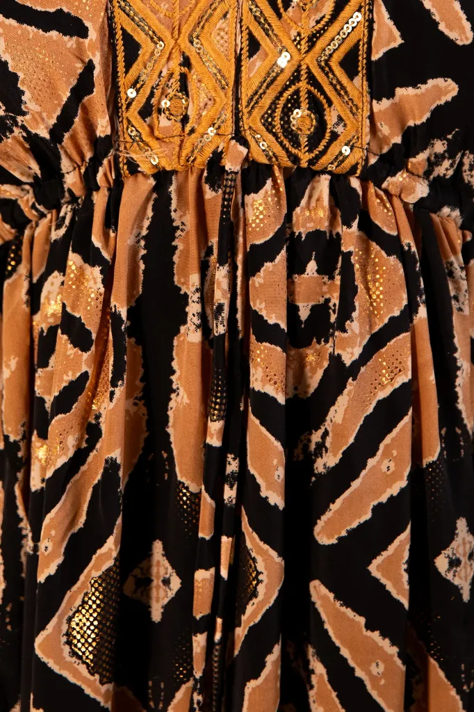 vestido-cascada-bordado-negro-detalle.webp