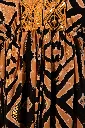 vestido-cascada-bordado-negro-detalle.webp