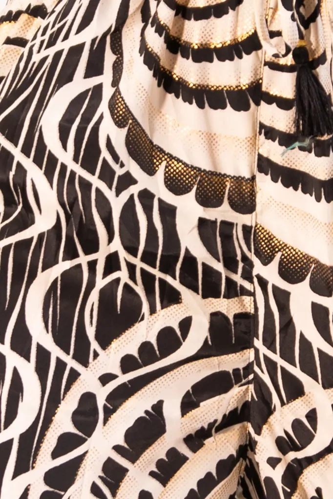 enterizo-elegancia-negro-detalle.webp