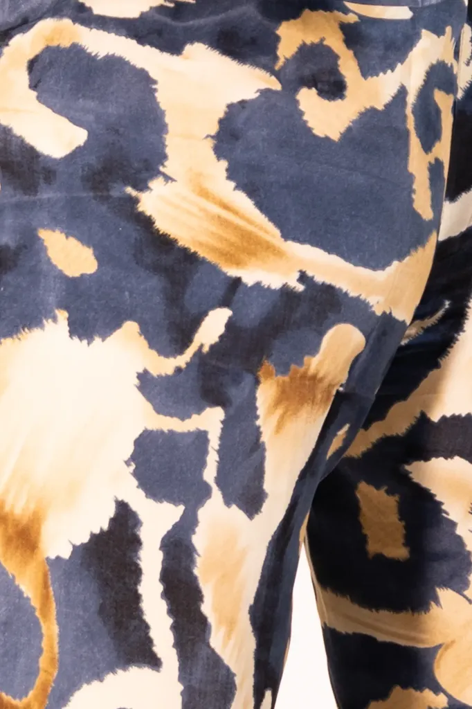enterizo-elegancia-azul-detalle.webp