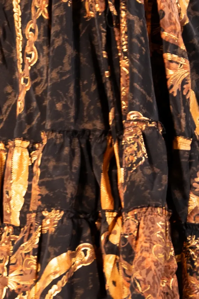 vestido-ruffles-negro-dorado-detalle.webp
