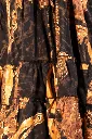 vestido-ruffles-negro-dorado-detalle.webp