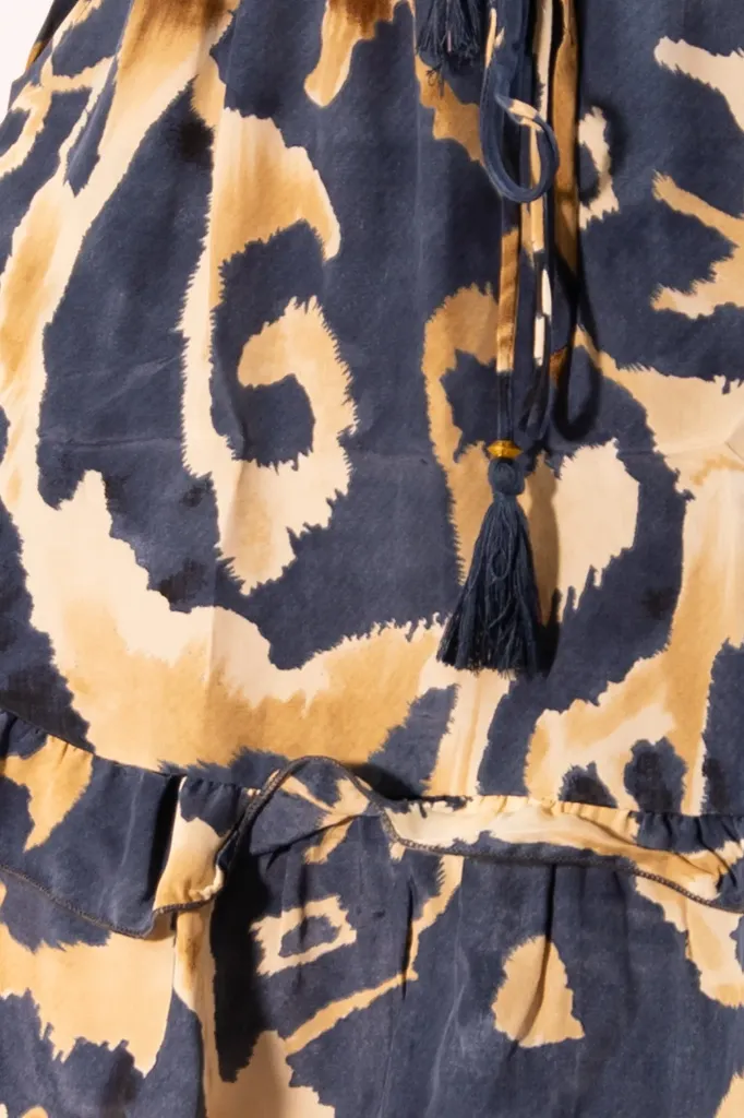 vestido-corto-volado-azul-detalle.webp