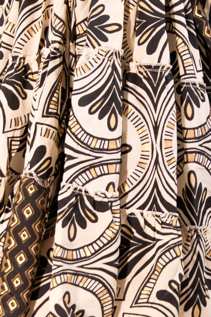 vestido-corto-nomad-negro-blanco-detalle.webp