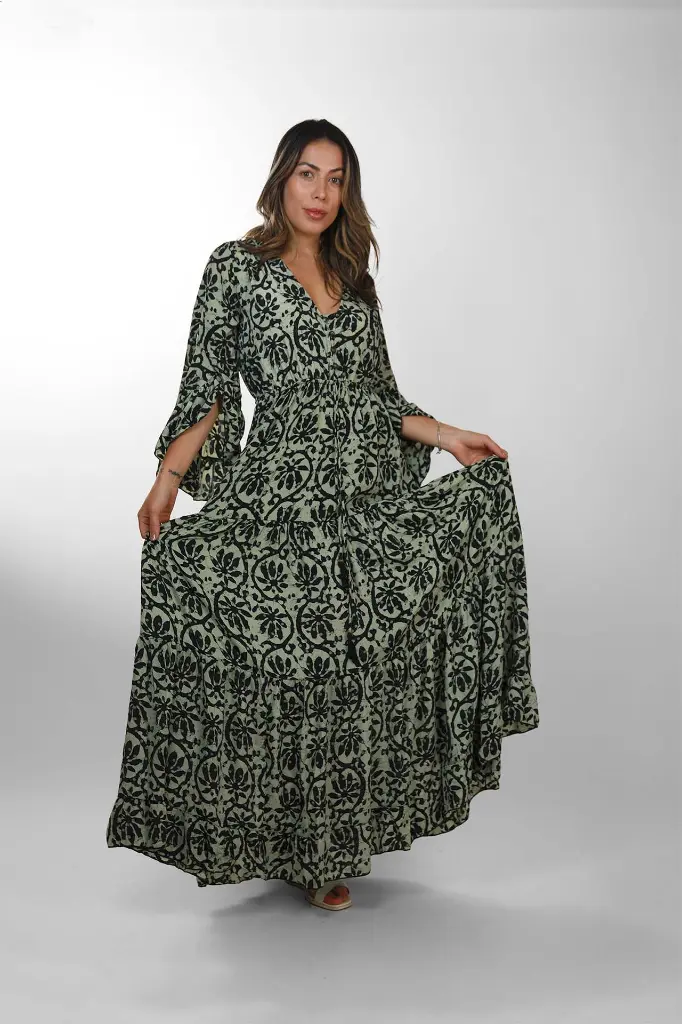 estido-maxi-seda-estampado-negro-verde-manga-campana.webp