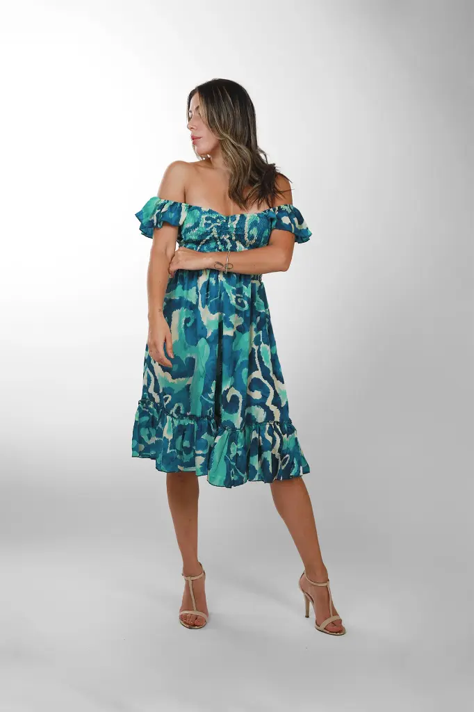 vestido-corto-seda-hombros-descubiertos-estampado-abstracto-azul-turquesa-3.webp