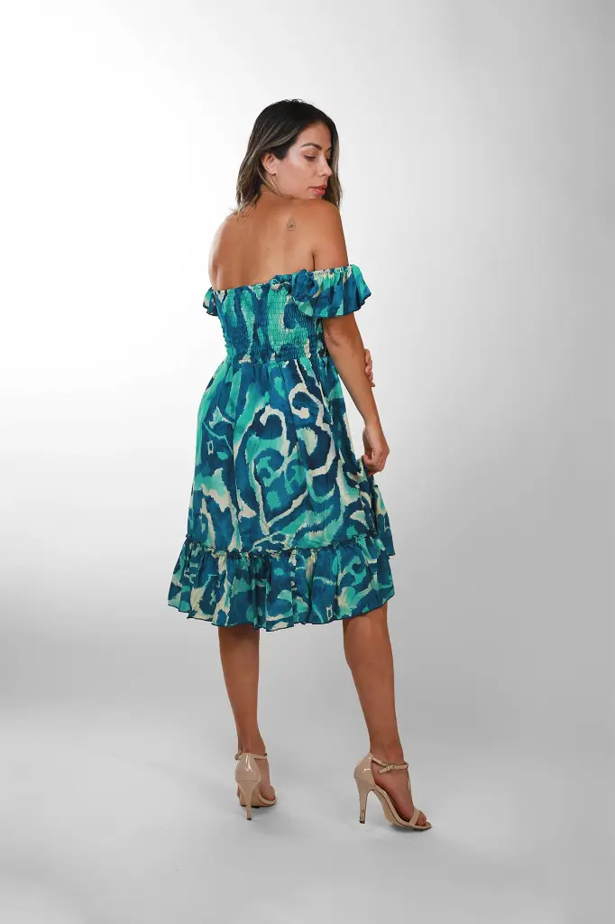 vestido-corto-seda-hombros-descubiertos-estampado-abstracto-azul-turquesa-2.webp