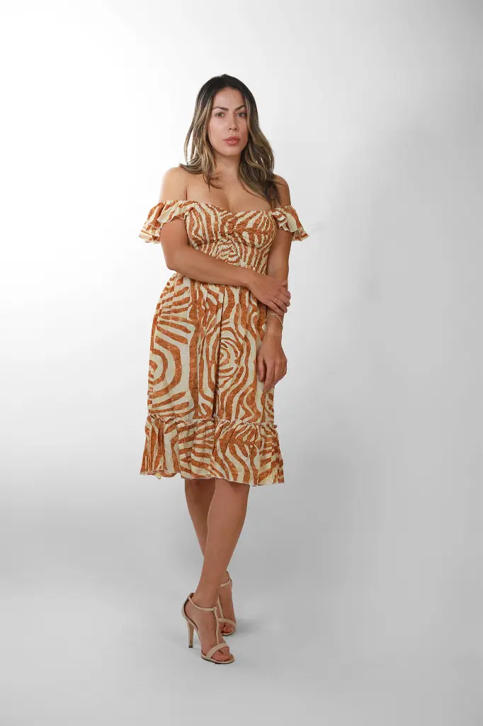 vestido-seda-corto-hombros-descubiertos-estampado-cebra-terracota-talla-unica-3.webp