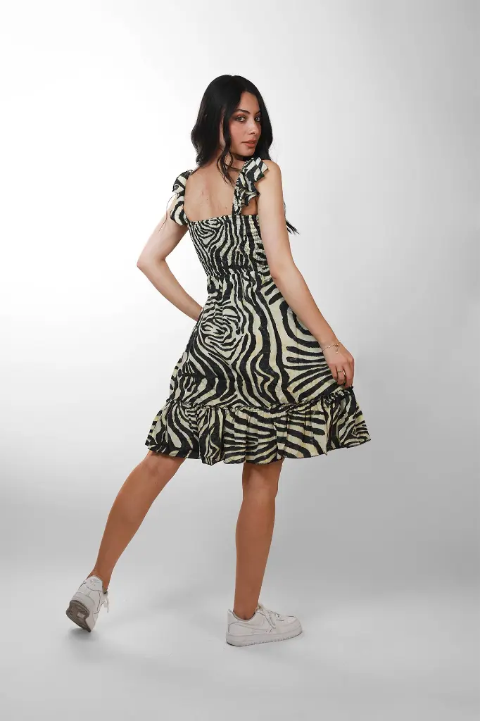 vestido-corto-seda-talla-unica-estampado-cebra-blanco-negro-2.webp